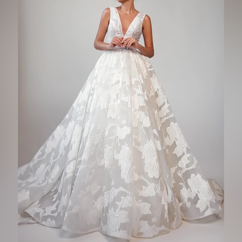 Eva Lendel “Camilla” Wedding Dress - Picture 7 of 9